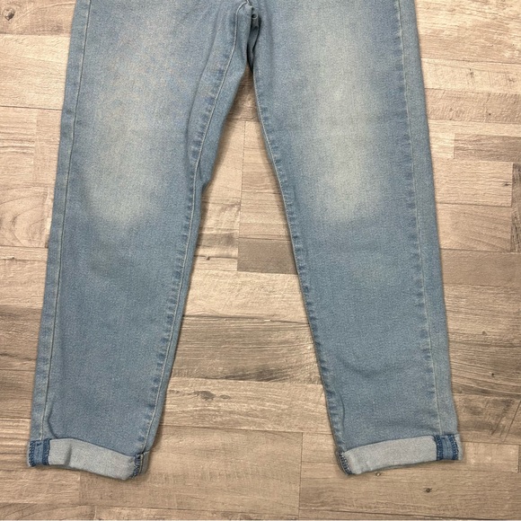 Signature Levi Strauss Light Wash Mid-Rise Boyfriend Jeans - Picture 2 of 7